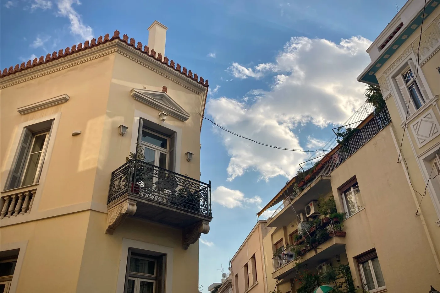 Balcons d'immeubles résidentiels dans un quartier d'Athènes