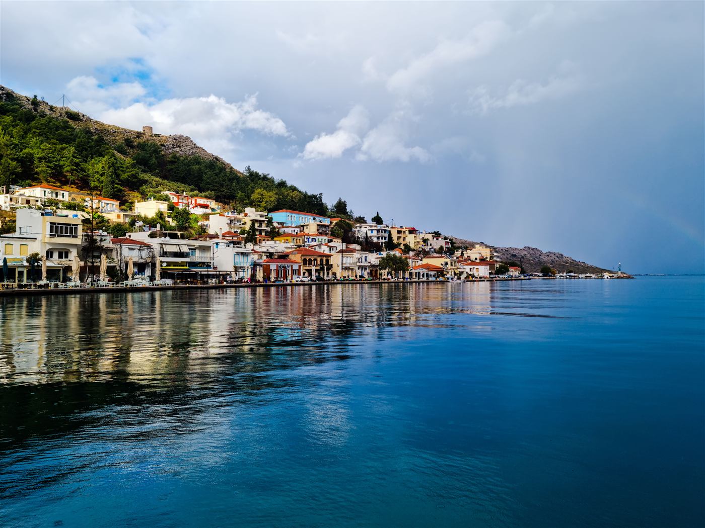 Reflet d'un village côtier grec dans l'eau