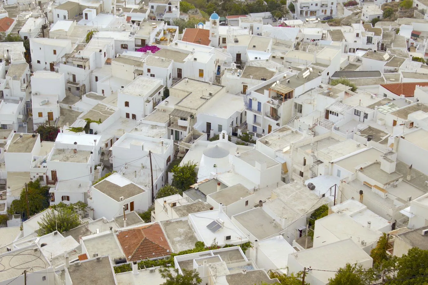 Maisons de ville grecques aux façades colorées