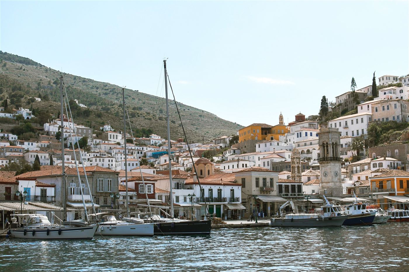 Le port d'Hydra et ses maisons de pierre traditionnelles