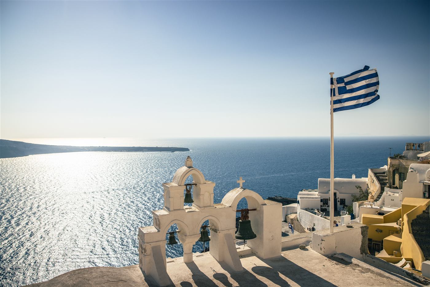 Drapeau grec au-dessus de Santorin