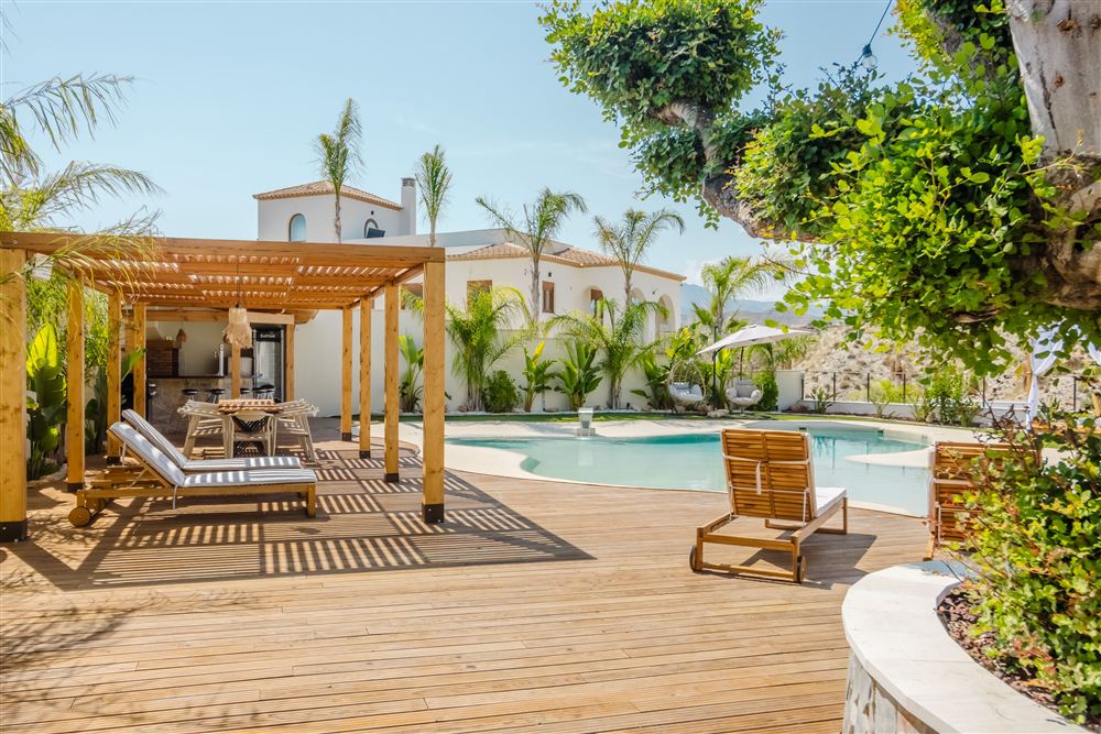 Terrasse avec piscine et vue sur la mer